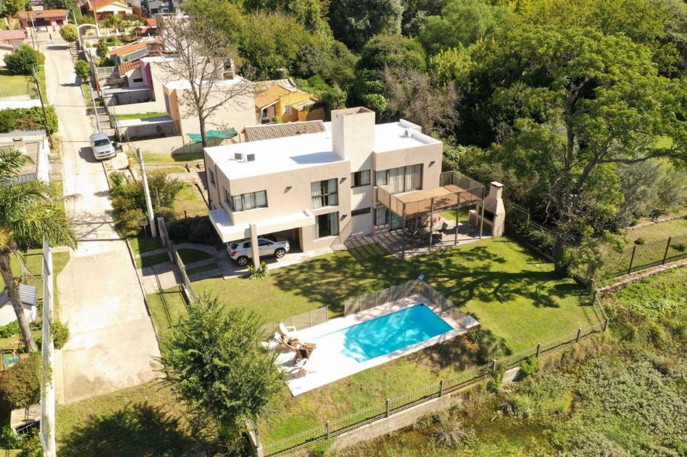ESPECTACULAR CASA SOBRE EL RÍO/LAGO Y A UN PASO DEL CENTRO !!