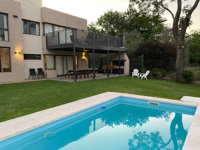 ESPECTACULAR CASA SOBRE EL RÍO/LAGO Y A UN PASO DEL CENTRO !!