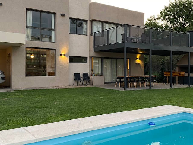 ESPECTACULAR CASA SOBRE EL RÍO/LAGO Y A UN PASO DEL CENTRO !!