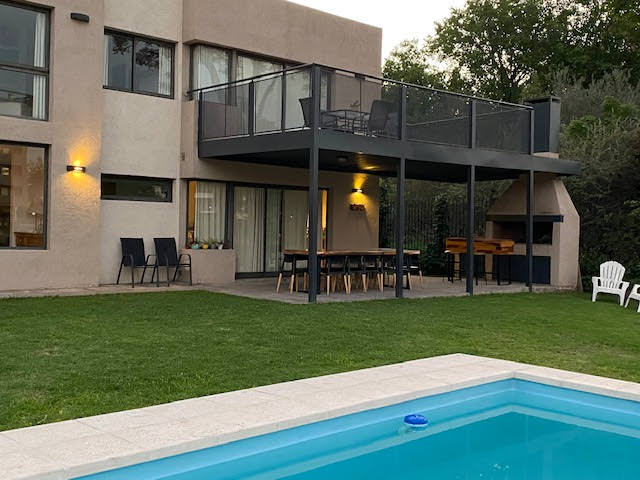 ESPECTACULAR CASA SOBRE EL RÍO/LAGO Y A UN PASO DEL CENTRO !!