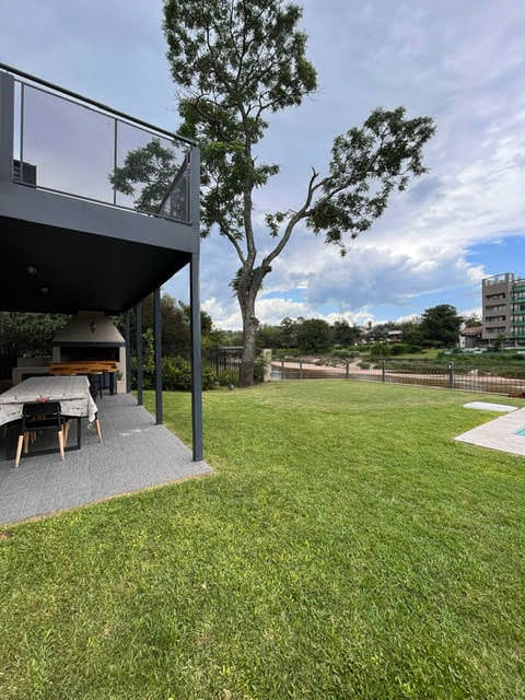 ESPECTACULAR CASA SOBRE EL RÍO/LAGO Y A UN PASO DEL CENTRO !!