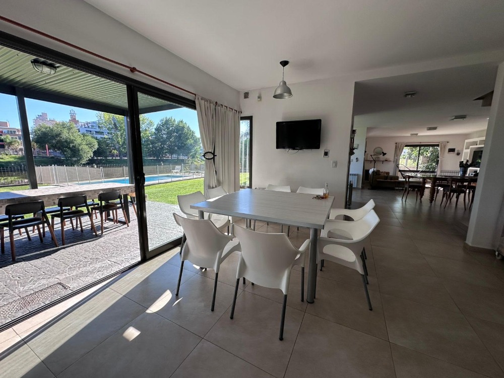 ESPECTACULAR CASA SOBRE EL RÍO/LAGO Y A UN PASO DEL CENTRO !!