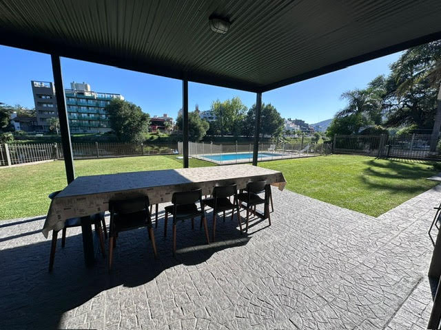 ESPECTACULAR CASA SOBRE EL RÍO/LAGO Y A UN PASO DEL CENTRO !!
