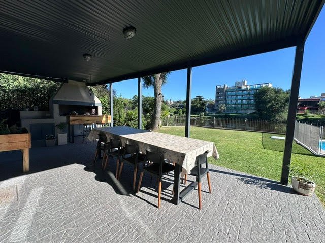 ESPECTACULAR CASA SOBRE EL RÍO/LAGO Y A UN PASO DEL CENTRO !!
