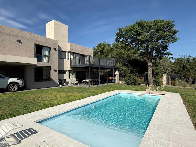 ESPECTACULAR CASA SOBRE EL RÍO/LAGO Y A UN PASO DEL CENTRO !!