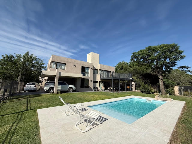 ESPECTACULAR CASA SOBRE EL RÍO/LAGO Y A UN PASO DEL CENTRO !!