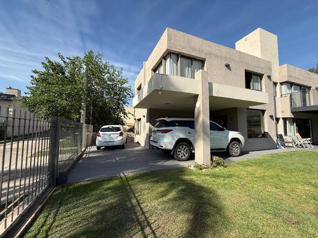 ESPECTACULAR CASA SOBRE EL RÍO/LAGO Y A UN PASO DEL CENTRO !!