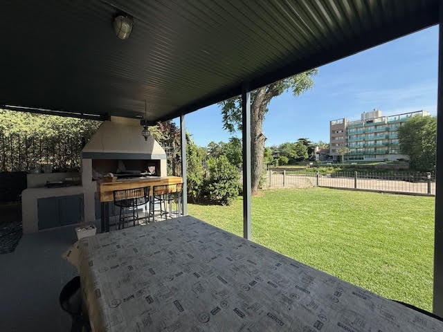 ESPECTACULAR CASA SOBRE EL RÍO/LAGO Y A UN PASO DEL CENTRO !!