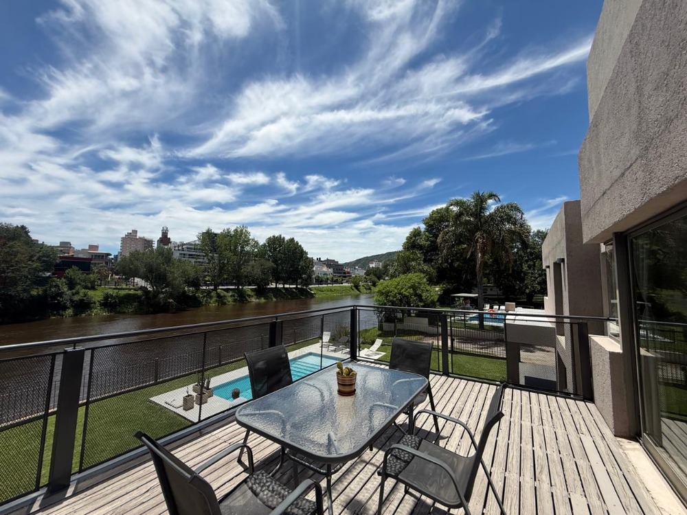 ESPECTACULAR CASA SOBRE EL RÍO/LAGO Y A UN PASO DEL CENTRO !!