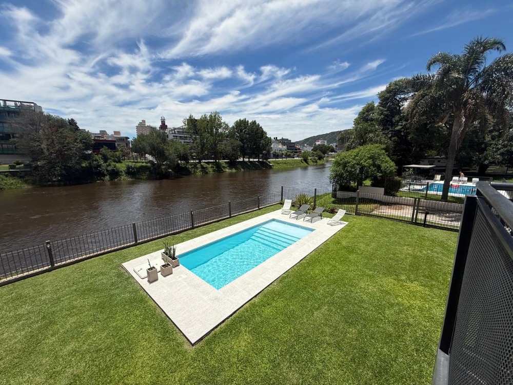 ESPECTACULAR CASA SOBRE EL RÍO/LAGO Y A UN PASO DEL CENTRO !!