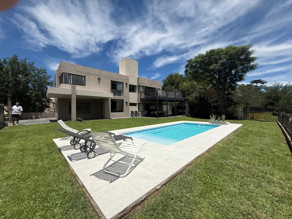 ESPECTACULAR CASA SOBRE EL RÍO/LAGO Y A UN PASO DEL CENTRO !!