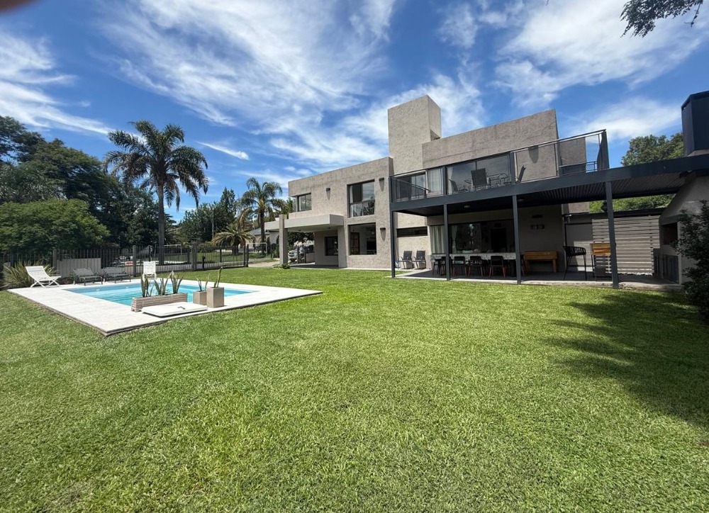 ESPECTACULAR CASA SOBRE EL RÍO/LAGO Y A UN PASO DEL CENTRO !!