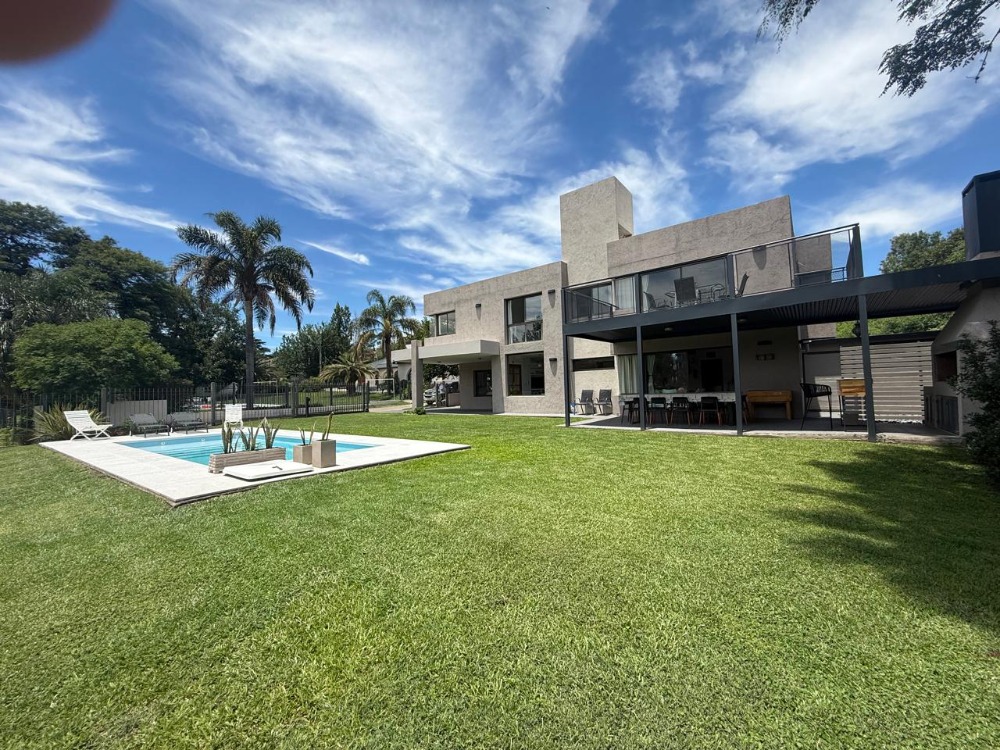 ESPECTACULAR CASA SOBRE EL RÍO/LAGO Y A UN PASO DEL CENTRO !!