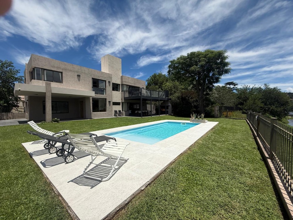 ESPECTACULAR CASA SOBRE EL RÍO/LAGO Y A UN PASO DEL CENTRO !!