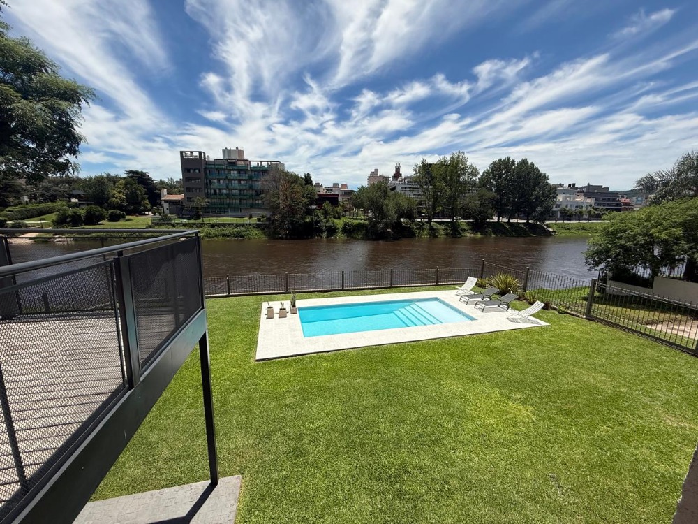 ESPECTACULAR CASA SOBRE EL RÍO/LAGO Y A UN PASO DEL CENTRO !!
