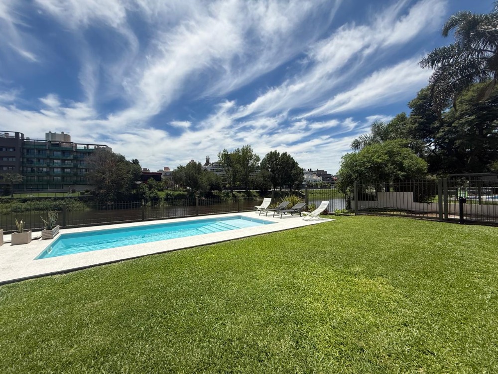 ESPECTACULAR CASA SOBRE EL RÍO/LAGO Y A UN PASO DEL CENTRO !!