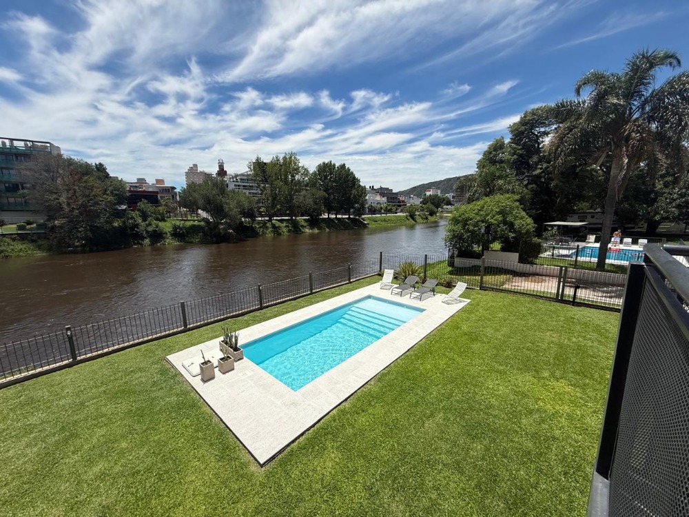 ESPECTACULAR CASA SOBRE EL RÍO/LAGO Y A UN PASO DEL CENTRO !!