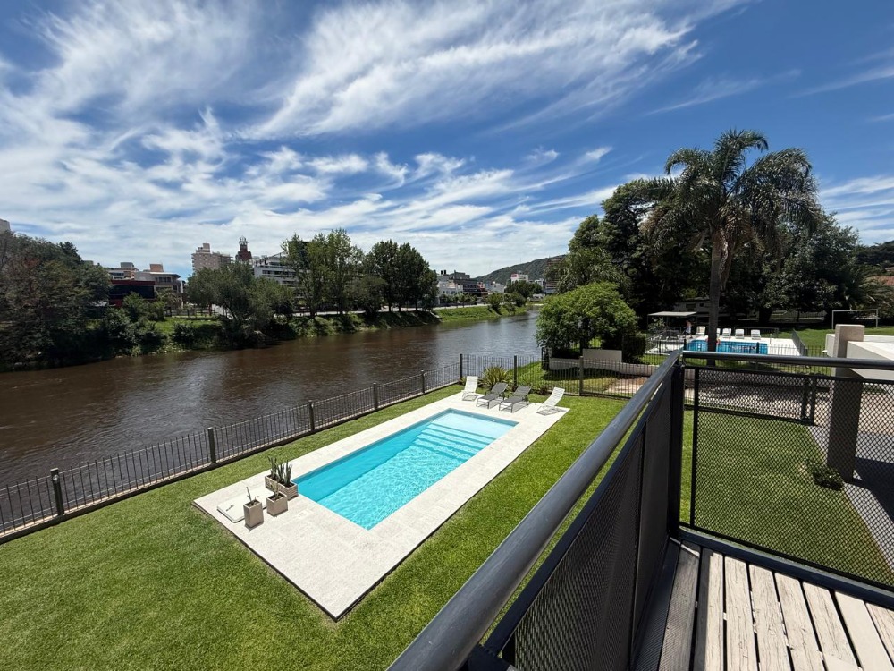 ESPECTACULAR CASA SOBRE EL RÍO/LAGO Y A UN PASO DEL CENTRO !!