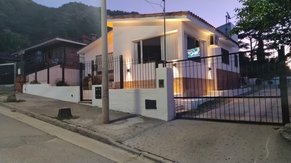 CASA CON PARQUE Y PILETA