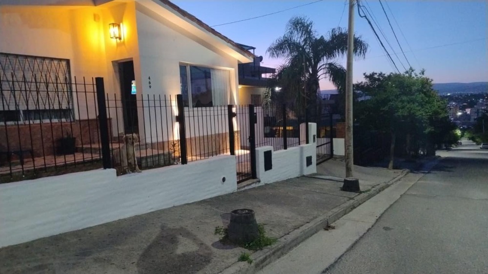 CASA CON PARQUE Y PILETA