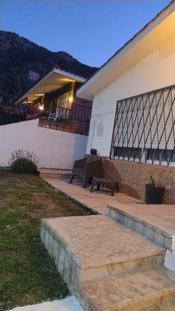 CASA CON PARQUE Y PILETA