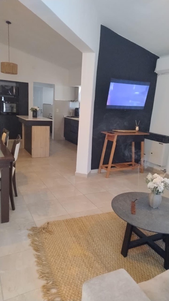 CASA CON PARQUE Y PILETA