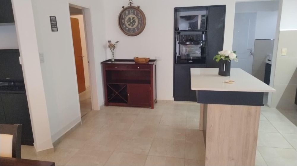 CASA CON PARQUE Y PILETA
