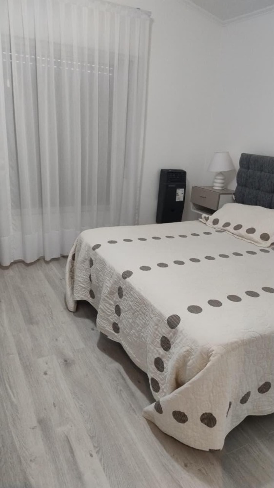 CASA CON PARQUE Y PILETA