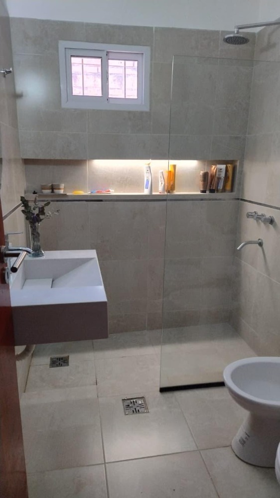 CASA CON PARQUE Y PILETA