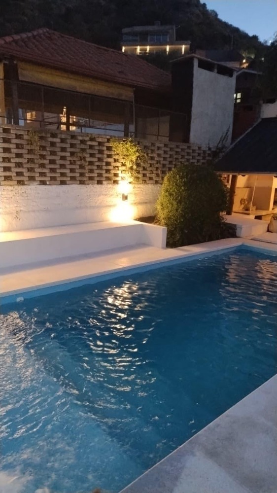 CASA CON PARQUE Y PILETA
