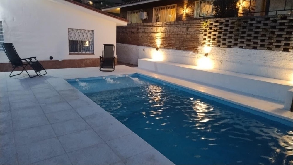 CASA CON PARQUE Y PILETA