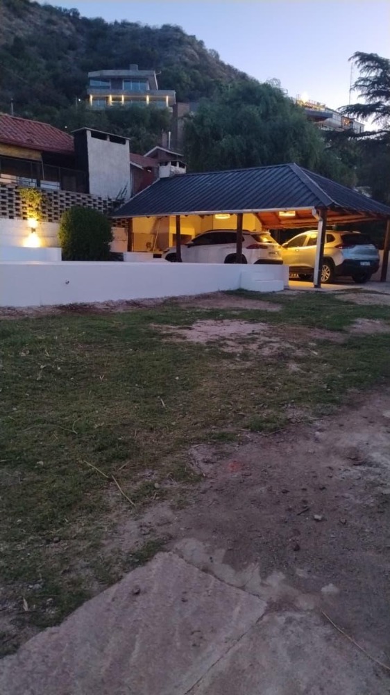 CASA CON PARQUE Y PILETA