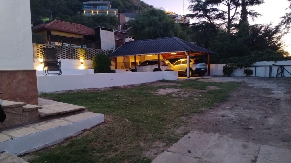 CASA CON PARQUE Y PILETA
