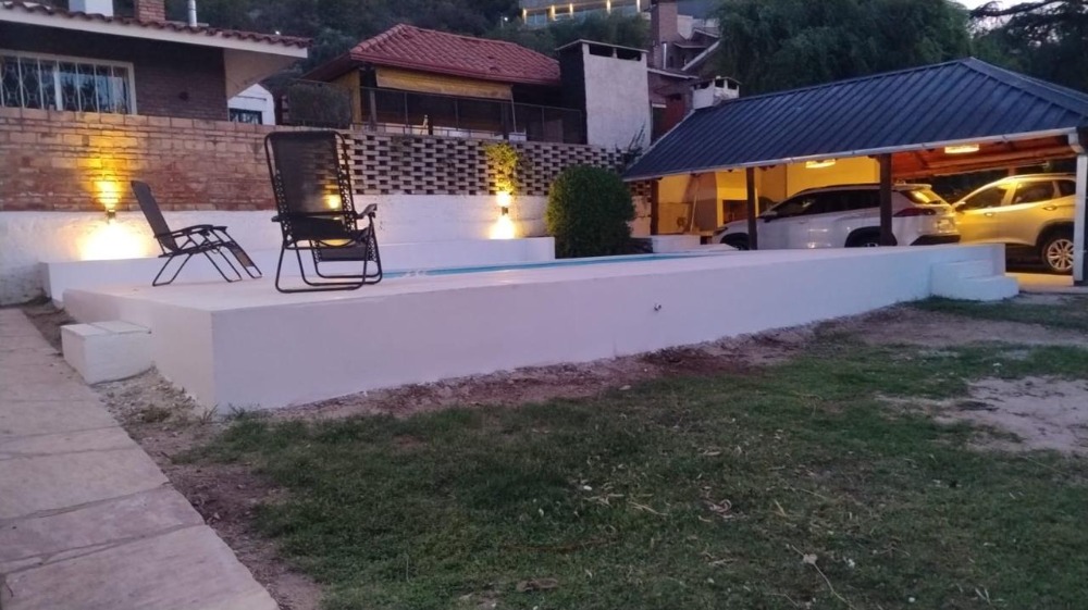 CASA CON PARQUE Y PILETA
