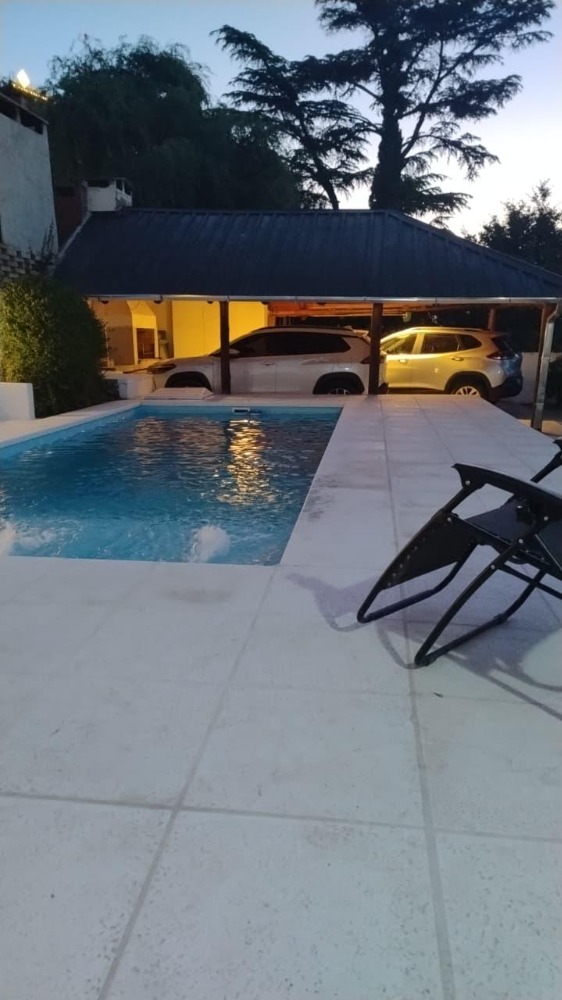 CASA CON PARQUE Y PILETA