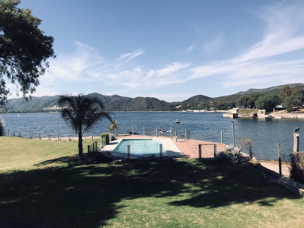 EXCELENTE PROPIEDAD CON FONDO AL LAGO 