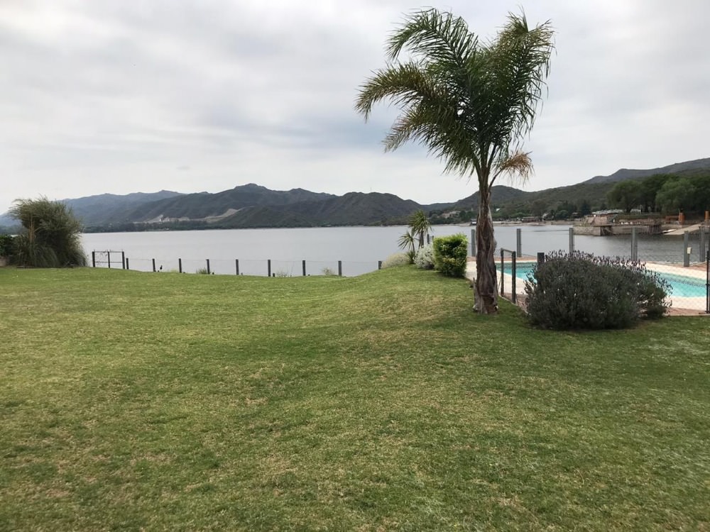 EXCELENTE PROPIEDAD CON FONDO AL LAGO 