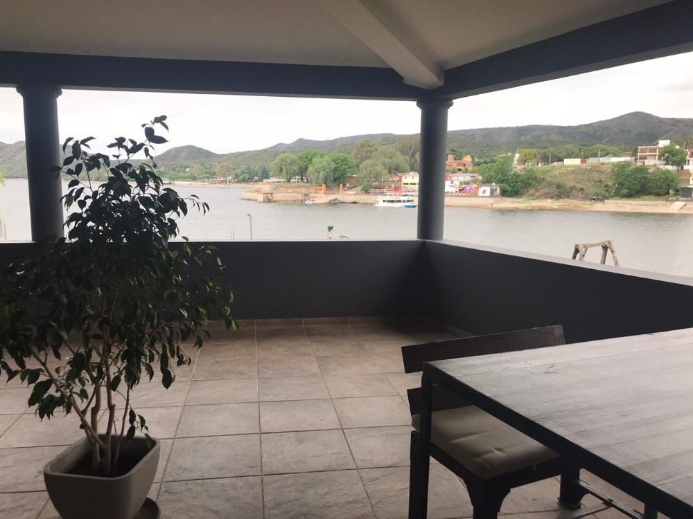 EXCELENTE PROPIEDAD CON FONDO AL LAGO 