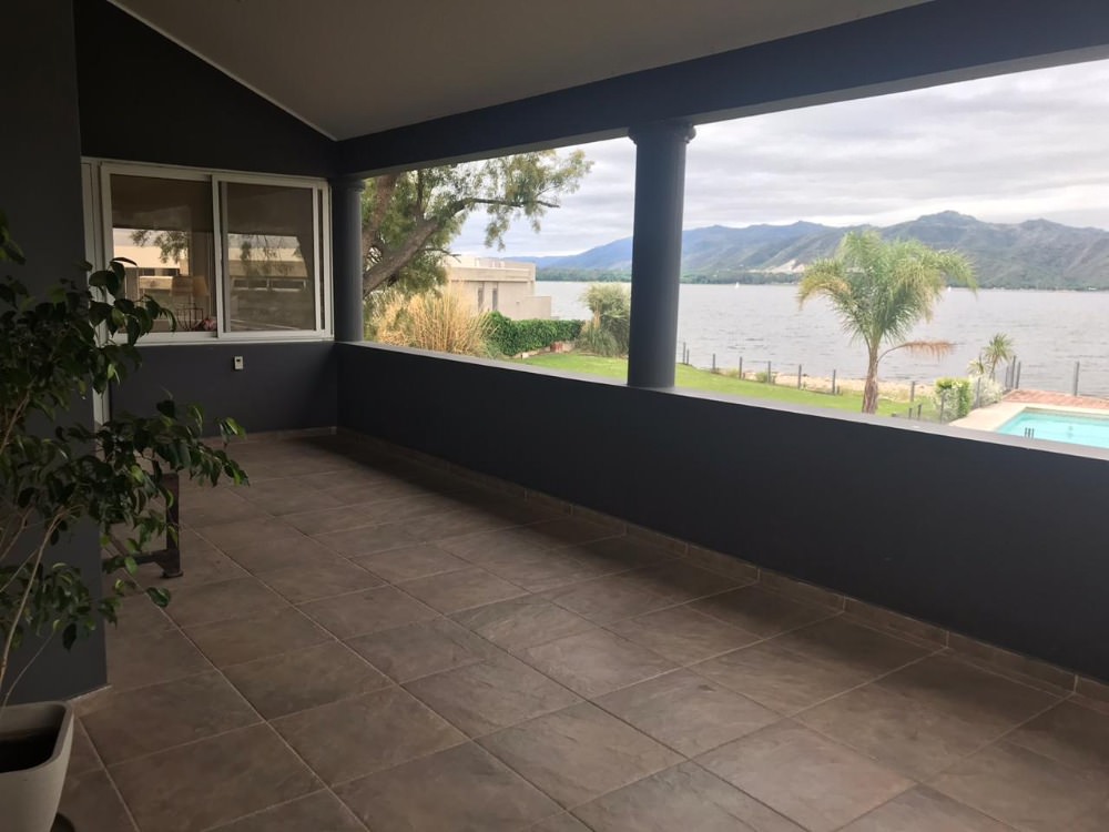 EXCELENTE PROPIEDAD CON FONDO AL LAGO 