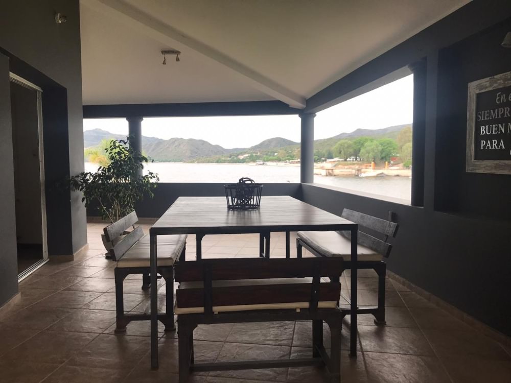 EXCELENTE PROPIEDAD CON FONDO AL LAGO 