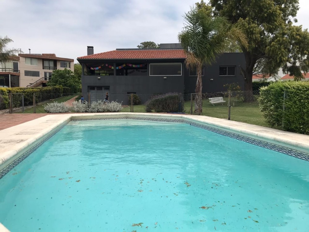EXCELENTE PROPIEDAD CON FONDO AL LAGO 