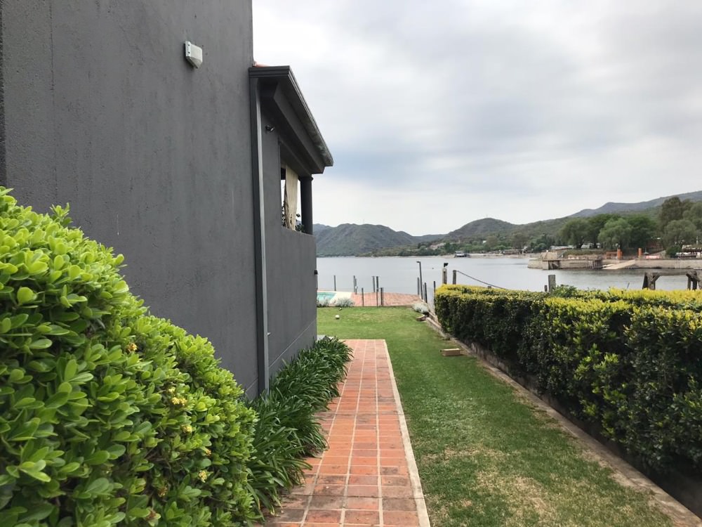 EXCELENTE PROPIEDAD CON FONDO AL LAGO 