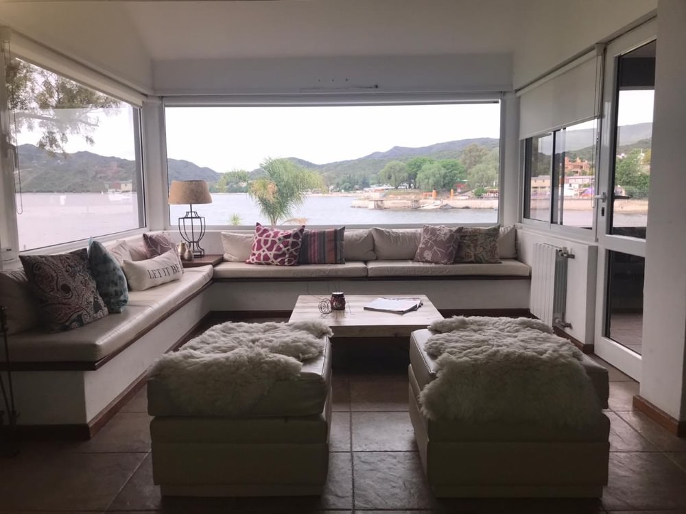EXCELENTE PROPIEDAD CON FONDO AL LAGO 
