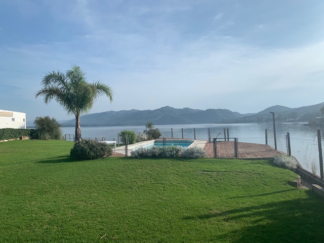 EXCELENTE PROPIEDAD CON FONDO AL LAGO 