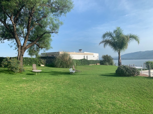 EXCELENTE PROPIEDAD CON FONDO AL LAGO 