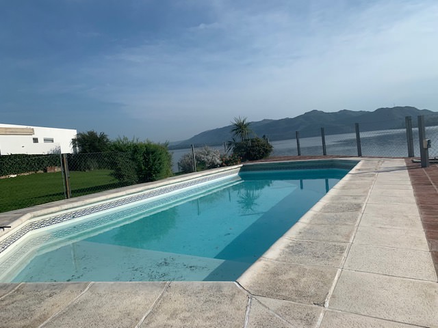 EXCELENTE PROPIEDAD CON FONDO AL LAGO 