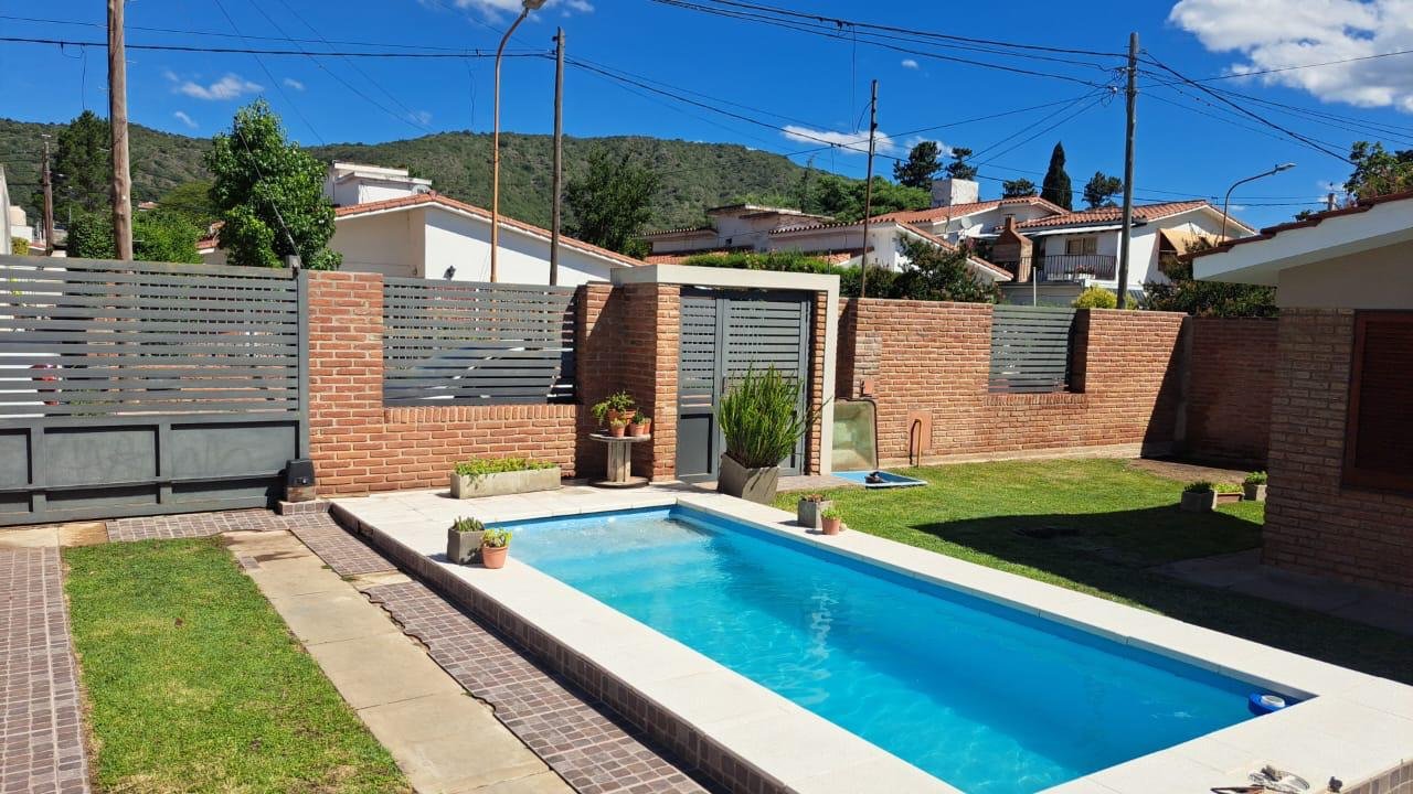 CASA CON PILETA