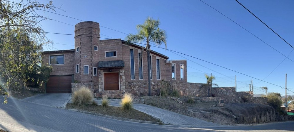 EXCELENTE PROPIEDAD CON VISTA, GRAN PARQUE Y PILETA !!