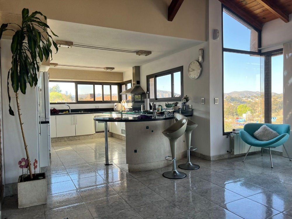 EXCELENTE PROPIEDAD CON VISTA, GRAN PARQUE Y PILETA !!