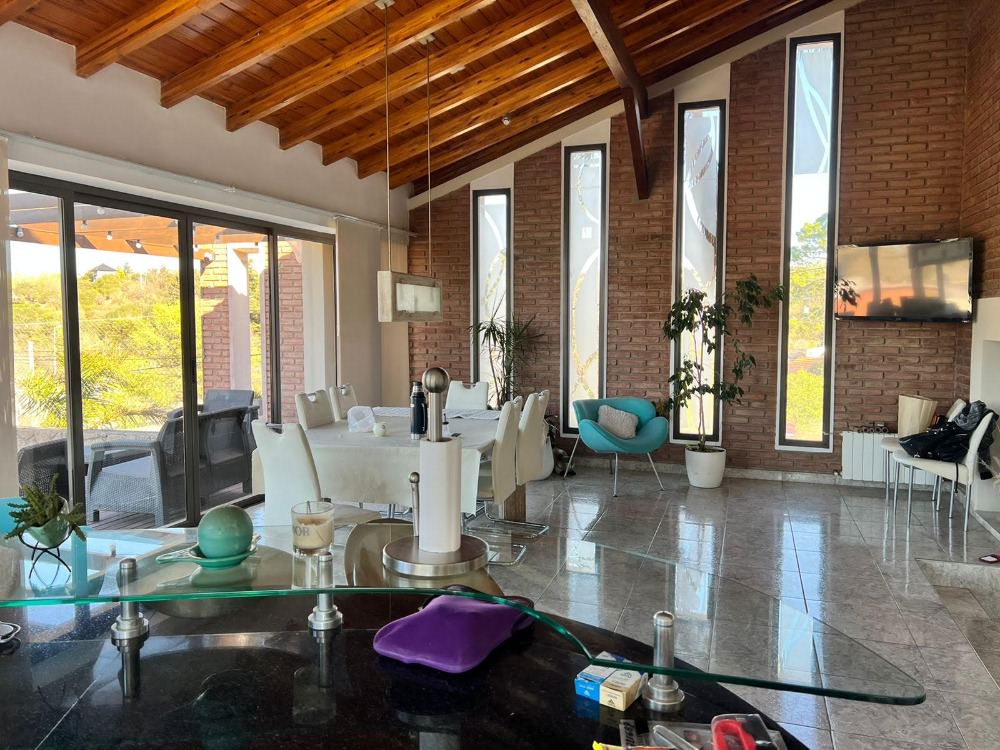 EXCELENTE PROPIEDAD CON VISTA, GRAN PARQUE Y PILETA !!